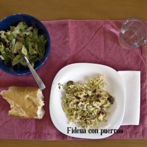Fideua con puerros