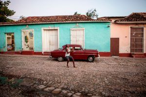 Jugando al balón en Trinidad, Cuba