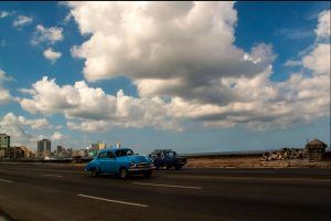 Corre taxi en El Malecón de La Habana