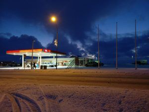 gasolinera con el móvil